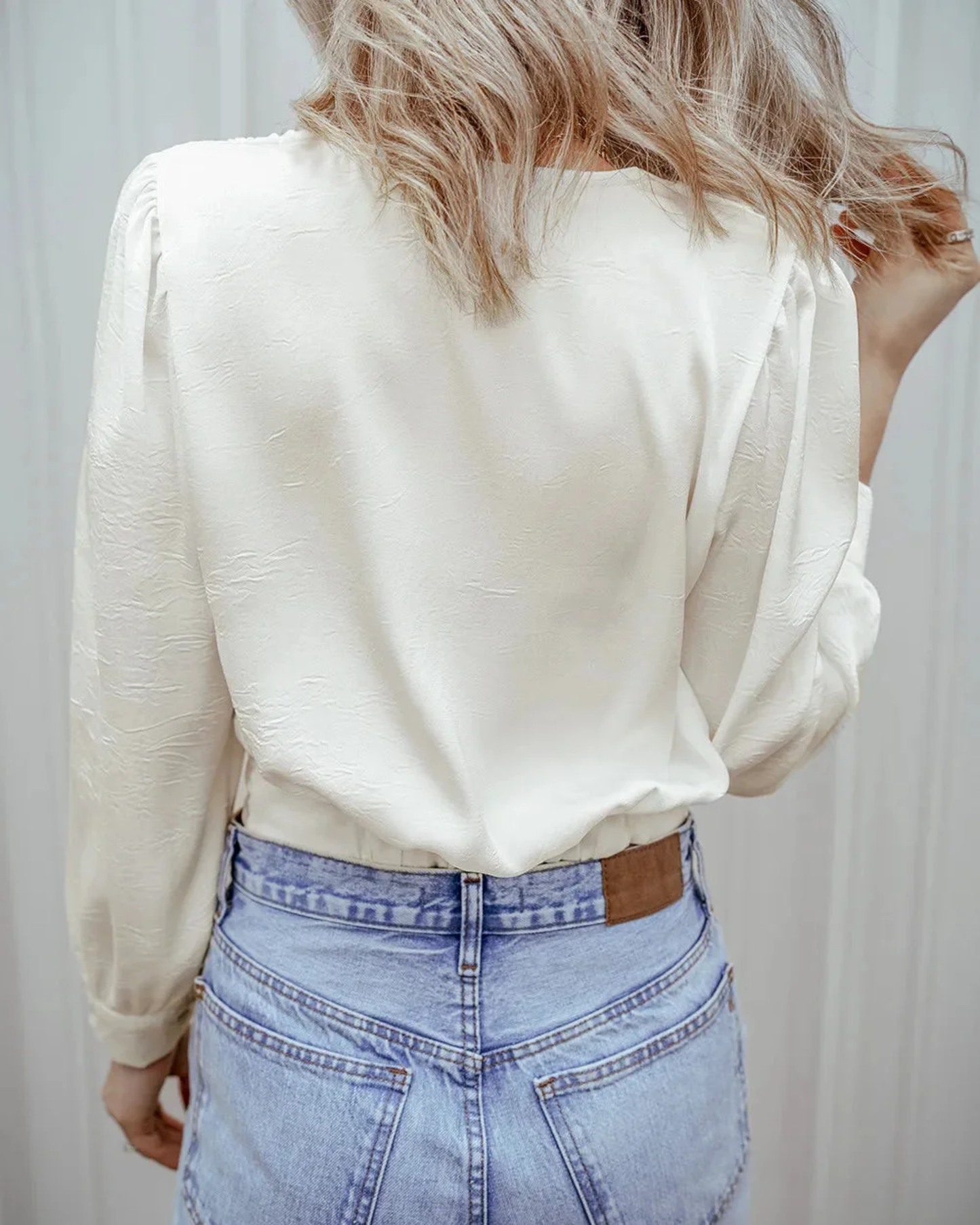 Keity™ - Blusa blanca con cuello en V